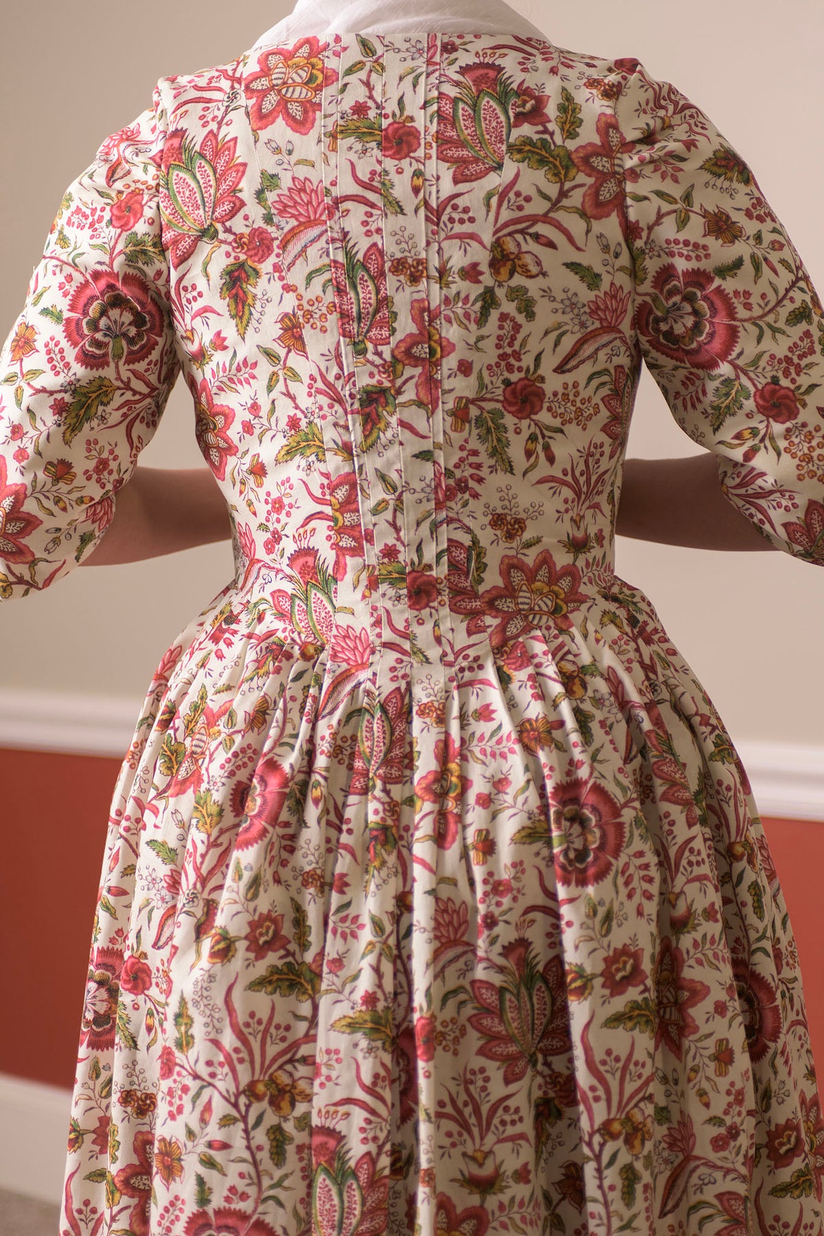 Robe à l&#39;Anglaise | Red Exotic Flowers | 1770 - 1785